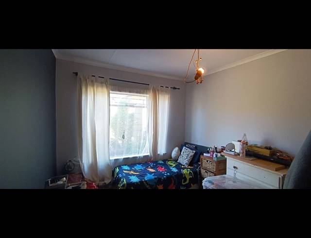 3 BEDROOM FREESTANDING FOR SALE IN SIGNAL HILL